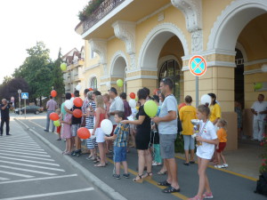 Magyar-lengyel családok közös lufiengedése a Vársoháza előtt
