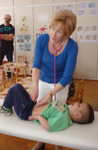 játékos gyermekorvosi vizsgálat